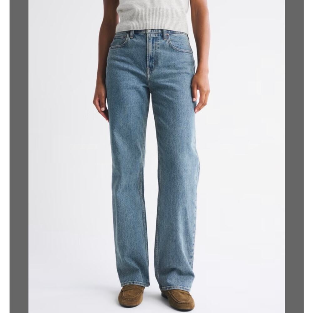 Abercrombie & Fitch | Size 6 Ultra High Rise 90s Straight light Wash Jeans